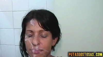 I-brunette eselula yabelane ngesondo ngomlomo nangempundu phambi kokuba i-cum ebusweni bayo